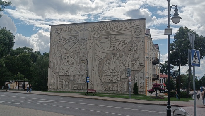 Напротив собора красивое панно