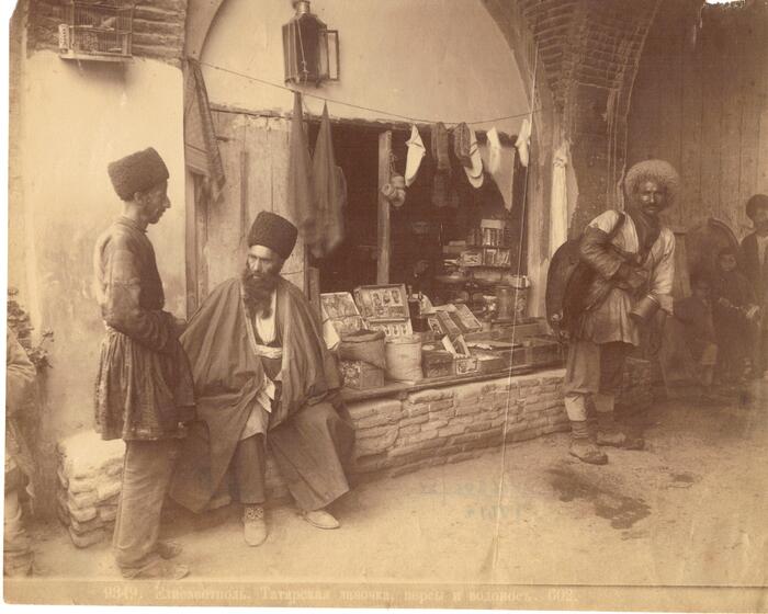 Елисаветполь (до 1918 — Елисаветполь, до 1935 — Ганджа́, до 1989 — Кировабад, нынче Гянджа в Азербайджане). Татарская лавочка. Персы и водонос. Фотограф Д.И. Ермаков. Начало 20 века.