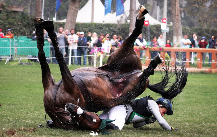 Конный спорт опасен не только для лошадей, но и для людей. Особенно, когда полтонны живой массы приземляется прямо на тебя.