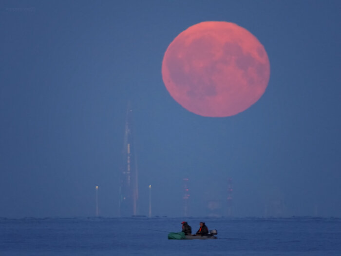 Полнолуние 9 августа над Лахта Центром, 40 км