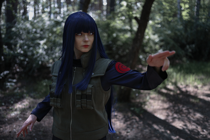 Отдаёт приказ отряду.