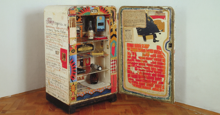 Константин Звездочетов. Роман-холодильник. 1982. Смешанная техника. ГТГ в эскпозиции «Искусство за закрытыми дверями. Квартирные выставки 1960–1980-х». Источник фото: Москвич Mag