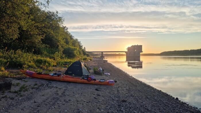 Вечерний релакс: ужин и закат за зданием-загадкой.