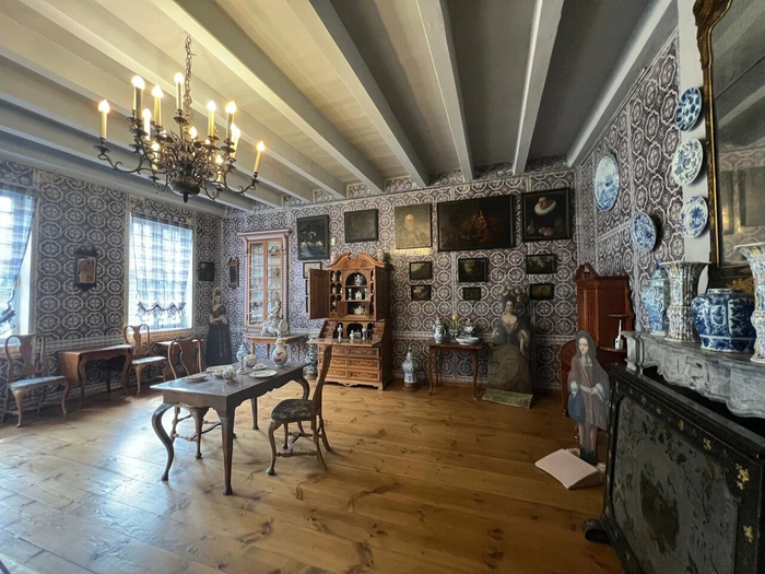 Почти половина выставленных изразцов украшали стены домика ещё при Петре Шереметеве.