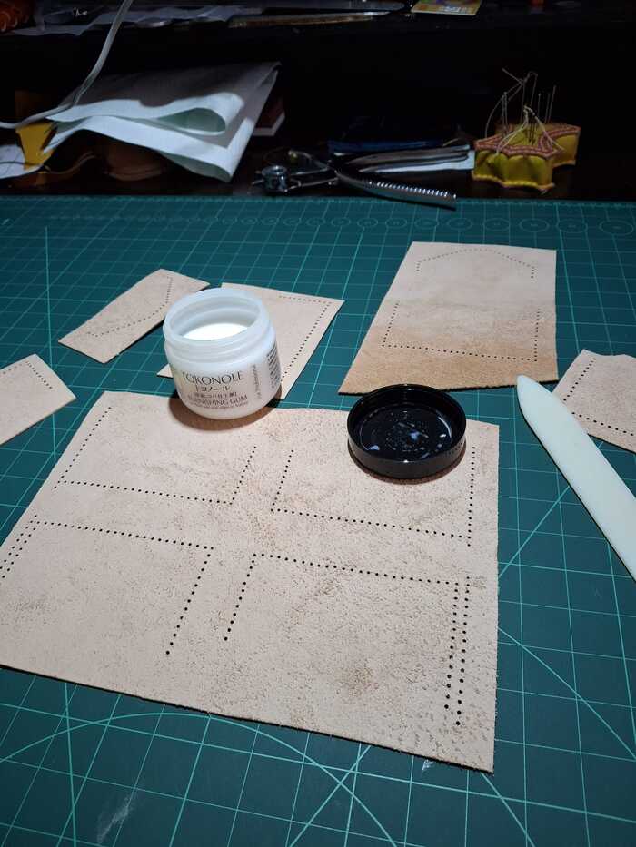 Нанес токоноле что б было красиво и гладенько. Вот тут я и попал. Обработку внутренней поверхности нужно делать до пробивания отверстий. Состав попадает в отверстия и засыхает с другой стороны, и для покраски не годится.