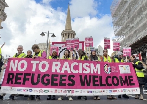 Активисты <a href="https://pikabu.ru/story/v_britanii_migrantyi_sostavlyayut_22_ot_vsekh_bezrabotnyikh_13076413?u=https%3A%2F%2Fwww.aa.com.tr%2Fen%2Feurope%2Fthousands-march-against-racism-asylum-bill-in-london%2F2849545&t=%D0%B2%D1%8B%D1%81%D1%82%D1%83%D0%BF%D0%B0%D1%8E%D1%82&h=a92495c4eea43408a9042bde3d5ab69de3baa9cd" title="https://www.aa.com.tr/en/europe/thousands-march-against-racism-asylum-bill-in-london/2849545" target="_blank" rel="nofollow noopener">выступают</a> против "расизма" и приглашают "беженцев" приезжать в Британию (Лондон, март 2023 года).
