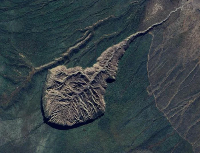 Термокарстовый провал вечной мерзлоты Батагайка в Якутии, увеличивающийся на 15 метров в год Карстовый провал, Вечная мерзлота, Батагайка, Якутия, Природа, Дикая природа, Путешествие по России, Природа России, Яндекс Дзен, Яндекс Дзен (ссылка), Длиннопост