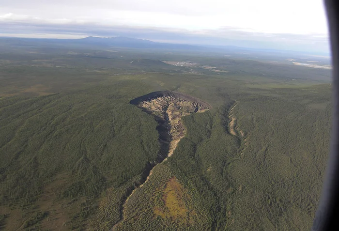 Термокарстовый провал вечной мерзлоты Батагайка в Якутии, увеличивающийся на 15 метров в год Карстовый провал, Вечная мерзлота, Батагайка, Якутия, Природа, Дикая природа, Путешествие по России, Природа России, Яндекс Дзен, Яндекс Дзен (ссылка), Длиннопост