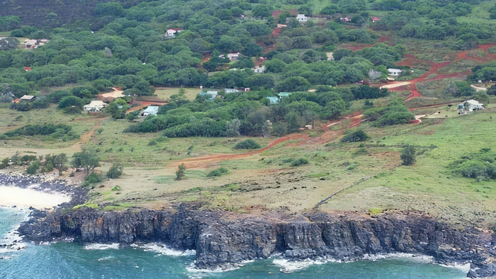 Вид сверху на единственный населенный пункт Ниихау — деревню Пуувай.