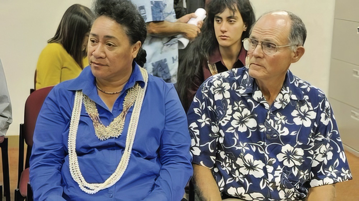 Один из двух владельцев Ниихау Брюс Робинсон и его жена с ракушечным ожерельем (леем).