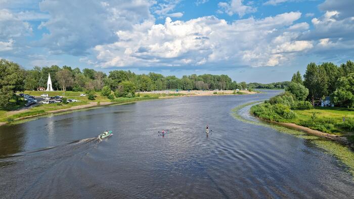 Попрощался с каяком, а на Которосли тем временем — своя движуха. Кто на сапе, кто на моторке.
