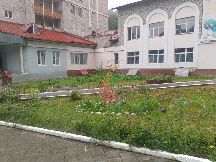 На входе в Ж/Д корпус нас встретили весёлая семейка и пафосный павлин.