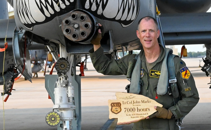 1 сентября 2021 года. Авиабаза «Уайтмен», штат Монтана. Подполковник Джон «Карл» Маркс стоит перед своим A-10C «Тандерболт II» после вручения памятного знака.