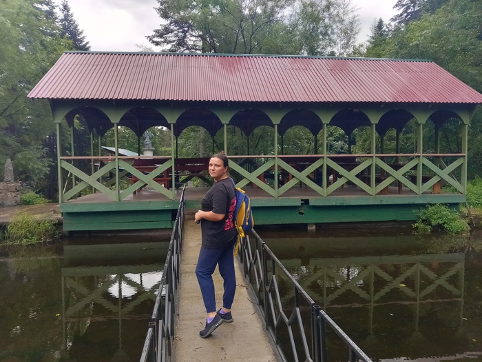 Большое количество зон отдыха (на фото моя старшая сестра Дарья, которая разделила со мной этот день) 🎉