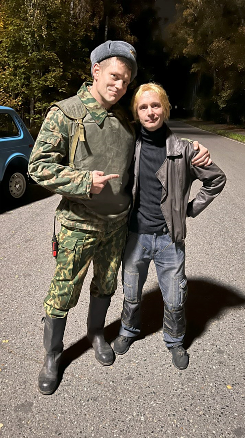 Алексей Мымликов и я. Это Алексей разбивал окно у Нивы.