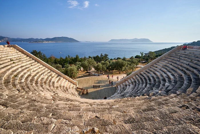 Амфитеатр Каша. Он такой большой что его легко видно с моря