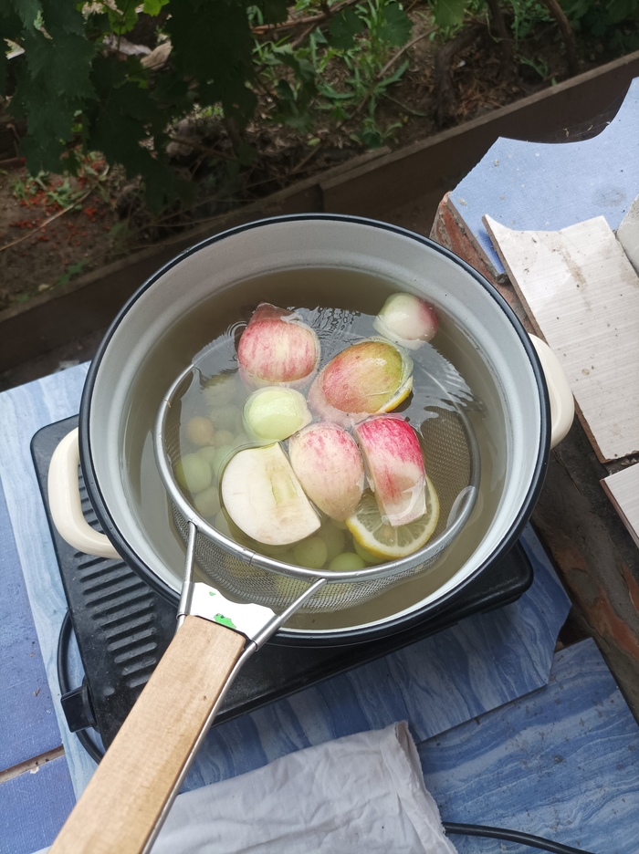 Фрукты по 2-3 минуты стерилизовать в кипятке