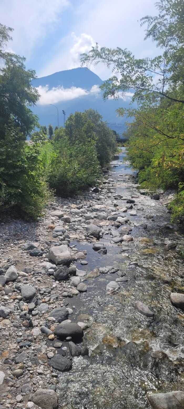 Речушка рядом с церковью впадает в озеро