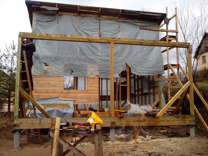 Это ещё не укосины, но уже и не подпорочки. Слева - будущая открытая веранда.