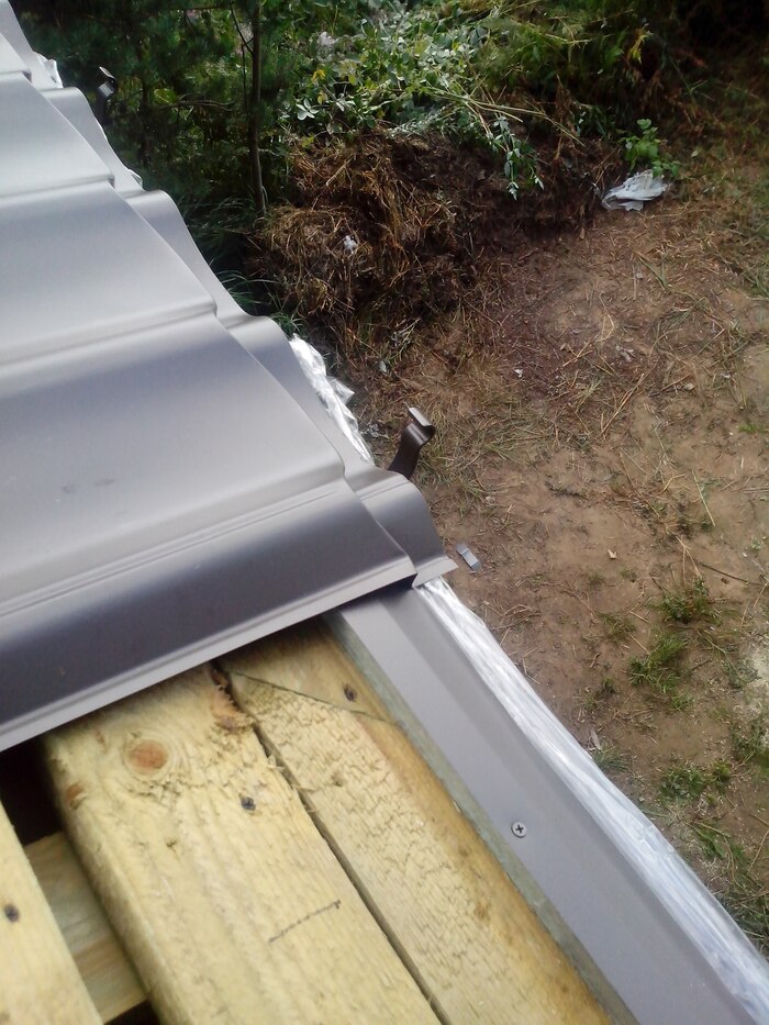 Карнизная планка, реечка под первую волну, все как полагается.