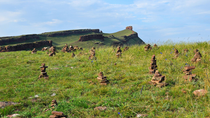 Пирамидки туристов. Фотография из свободного доступа.