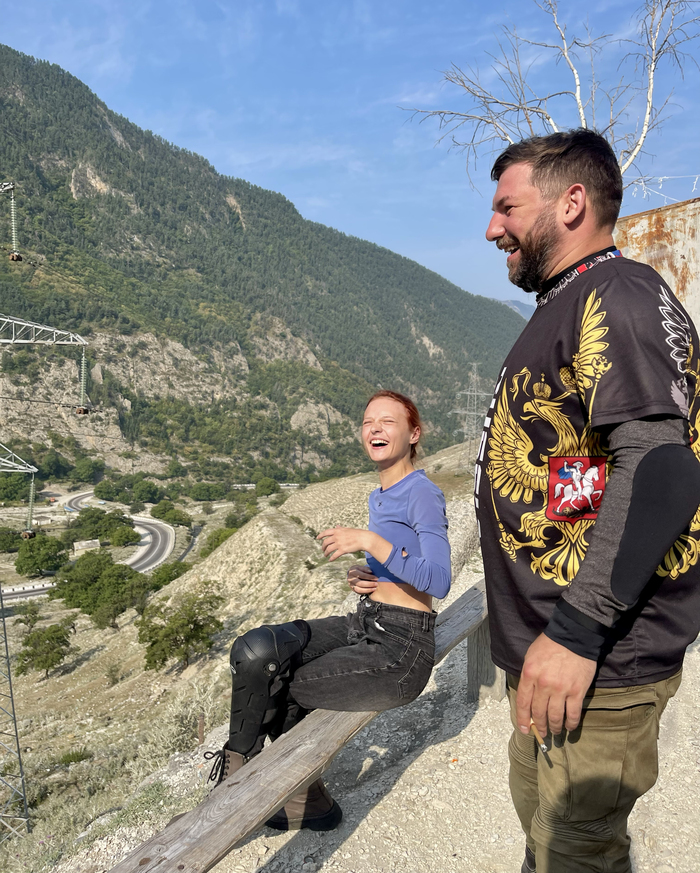 На этой фотографии Юля первый раз видит такие горы (до этого только в Крыму видела)