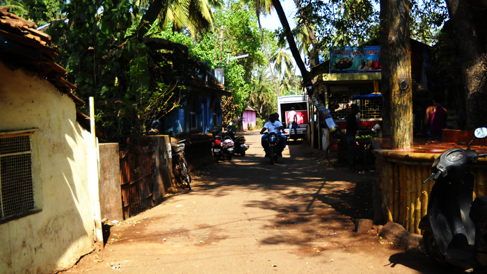 Опять узкие гоанские улочки... едешь и кайфуешь!