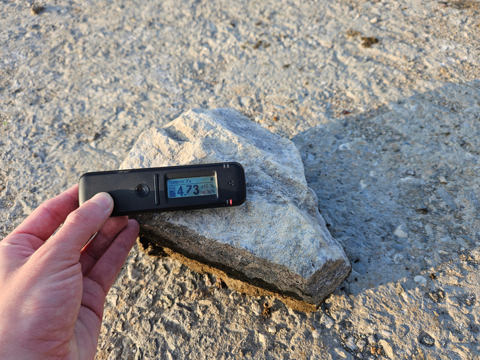 Излучение от камушка. Показния смазанные из за плохой освещенности.