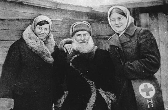 Никифор Захарович "Батя" с партизанками.