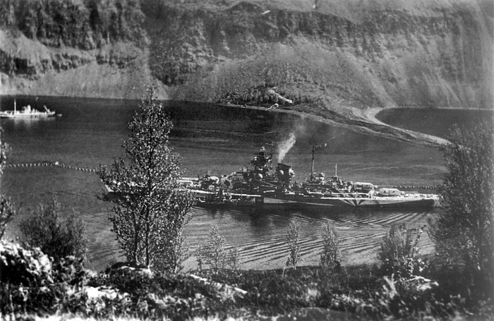 Линкор Tirpitz в Ко-фьорде незадолго до атаки британских диверсантов. Сентябрь 1943 года
