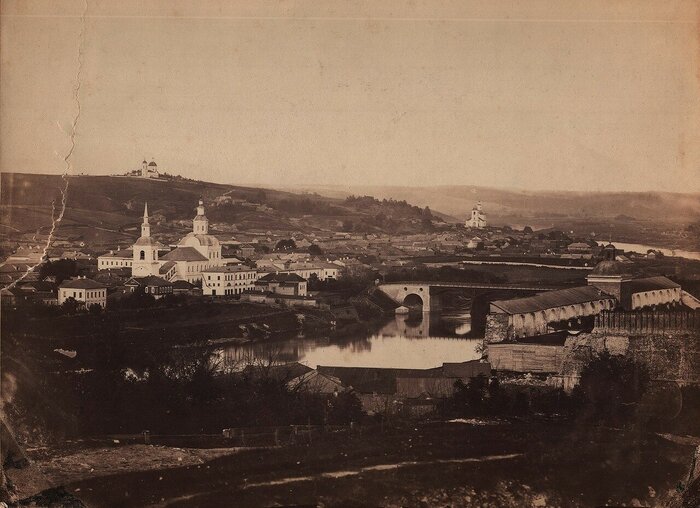 Вид с крепостной стены на северо-восточную часть города и Печерскую гору. 1863—1866. Одна из первых фотографий города