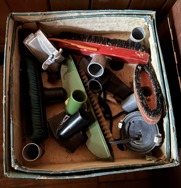 Еще один пылесос, хз какого года, проверять было лень.