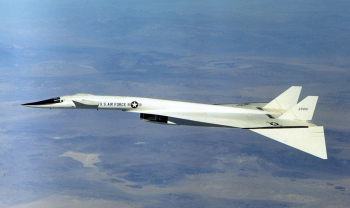 XB-70 «Валькирия» от этого во многом схожего самолета американцы отказались более, чем за 10 лет до этого. Он тоже создавался под высотный прорыв ПВО на 3 Маха.
