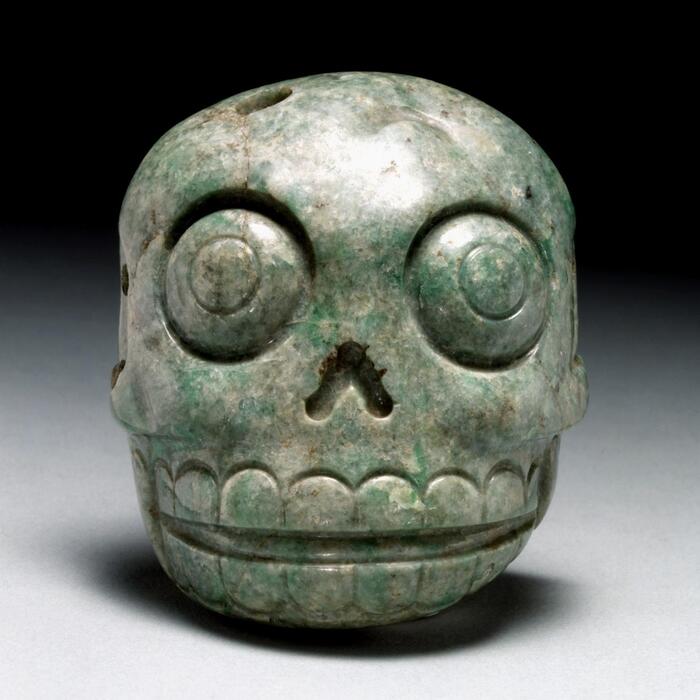 Маленький нефритовый череп. Мексика, цивилизация ацтеков, 1200–1520 гг. Музей Думбартон-Окс, Вашингтон.