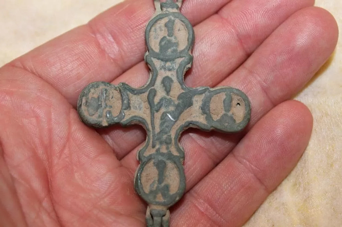 Современный крест лучше вернуть владельцу. А вот старинные — оставить в домашней коллекции, отнести в храм или музей.