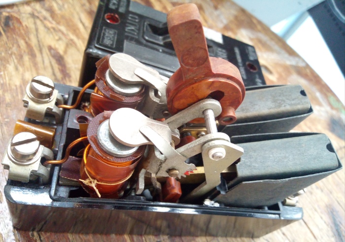 Хорошо видны катушки на металлических сердечниках и сверху круглые "шапочки" якорей - это и есть эл. магнитное реле.