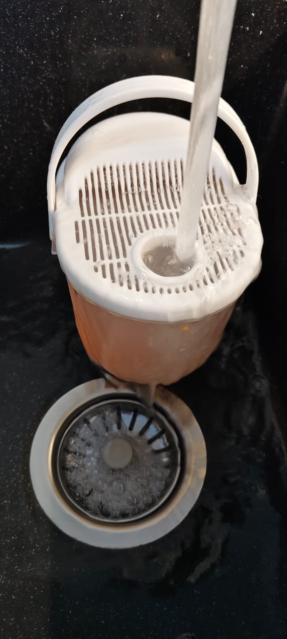 Промываю в рисомойке чечевицу. В ней же и замачиваю промытую чечевицу.