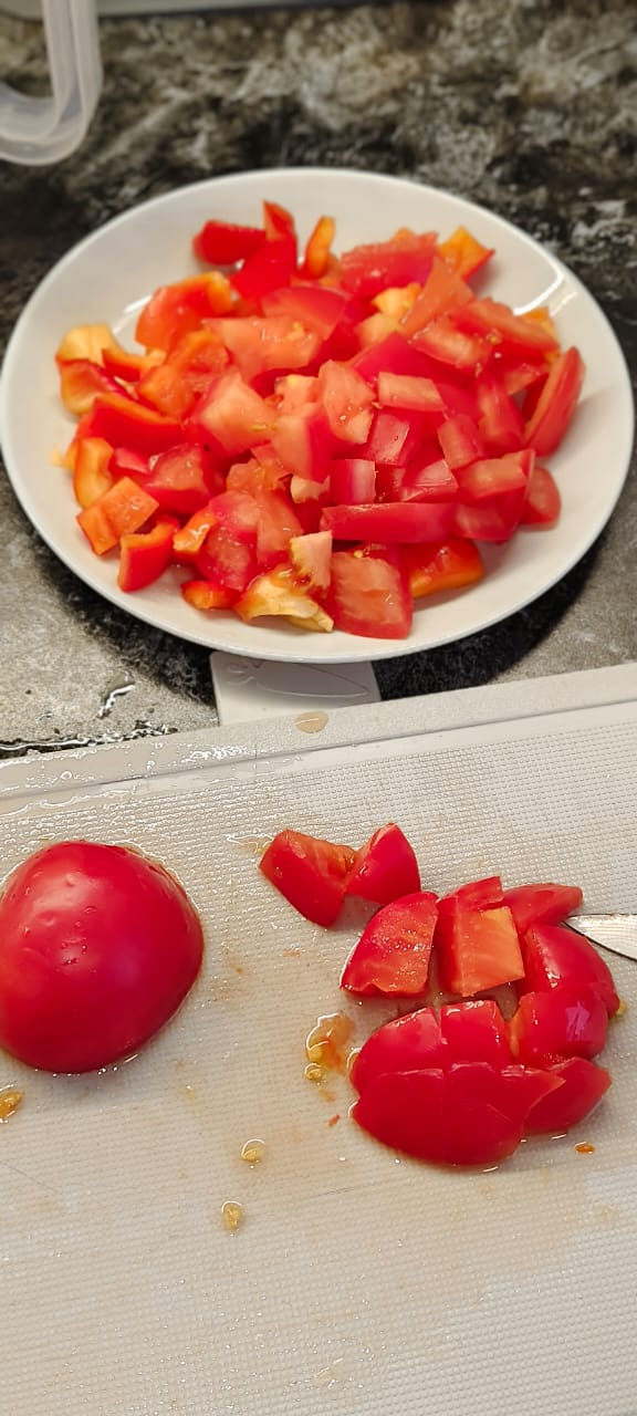 Нарезаю кубиком перец и томаты.