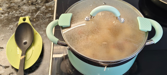 Под крышкой.