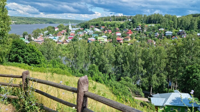 Мой выбор: гора Левитана! Вон её макушка виднеется через речку Шохонку. Погнали за видами!