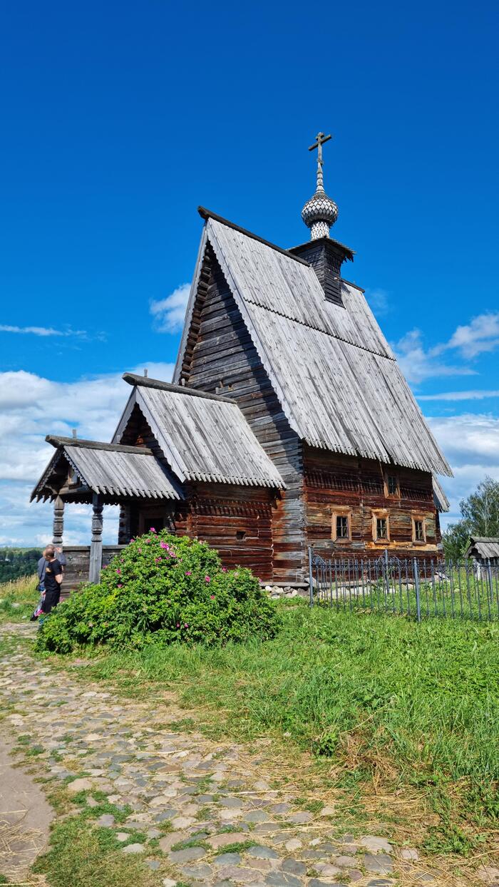 Храм Воскресения Христова. Построен в 1699, а потом переехал на гору Левитана в 1982-м.