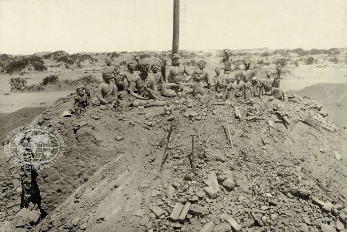 «Знаменитый» субурган вне крепостной стены Хара-Хото после завершения раскопок экспедицией П.К. Козлова. Скульптуры из глины, найденные в субургане, 1909 г. Фото с сайта <!--noindex--><a href="https://pikabu.ru/story/istoriya_p_k_kozlov_13165522?u=http%3A%2F%2Fgoldenfund.rgo.ru&t=goldenfund.rgo.ru&h=9a2466b8682b1204b2c281399bebabe3c0858f37" title="http://goldenfund.rgo.ru" target="_blank" rel="nofollow noopener">goldenfund.rgo.ru</a><!--/noindex-->.