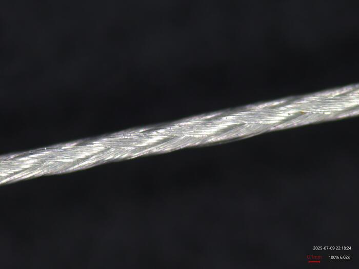 Так выглядит под микроскопом нить без покрытия