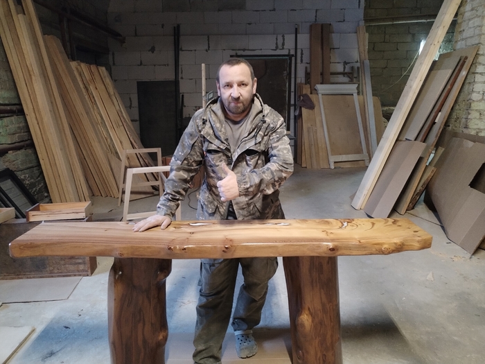 Основательность! Чувствуется, что этот стол просто так не сдвинешь. Он на своем месте на века.