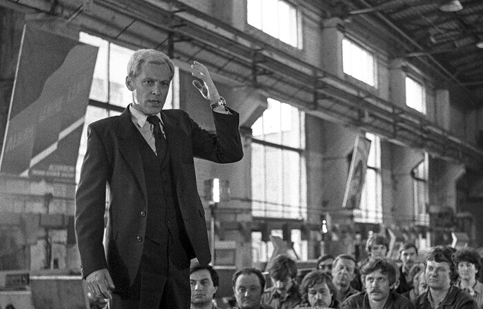 Владимир Ивашов выступает с концертом перед рабочими Московского электромеханического завода. 1987 год