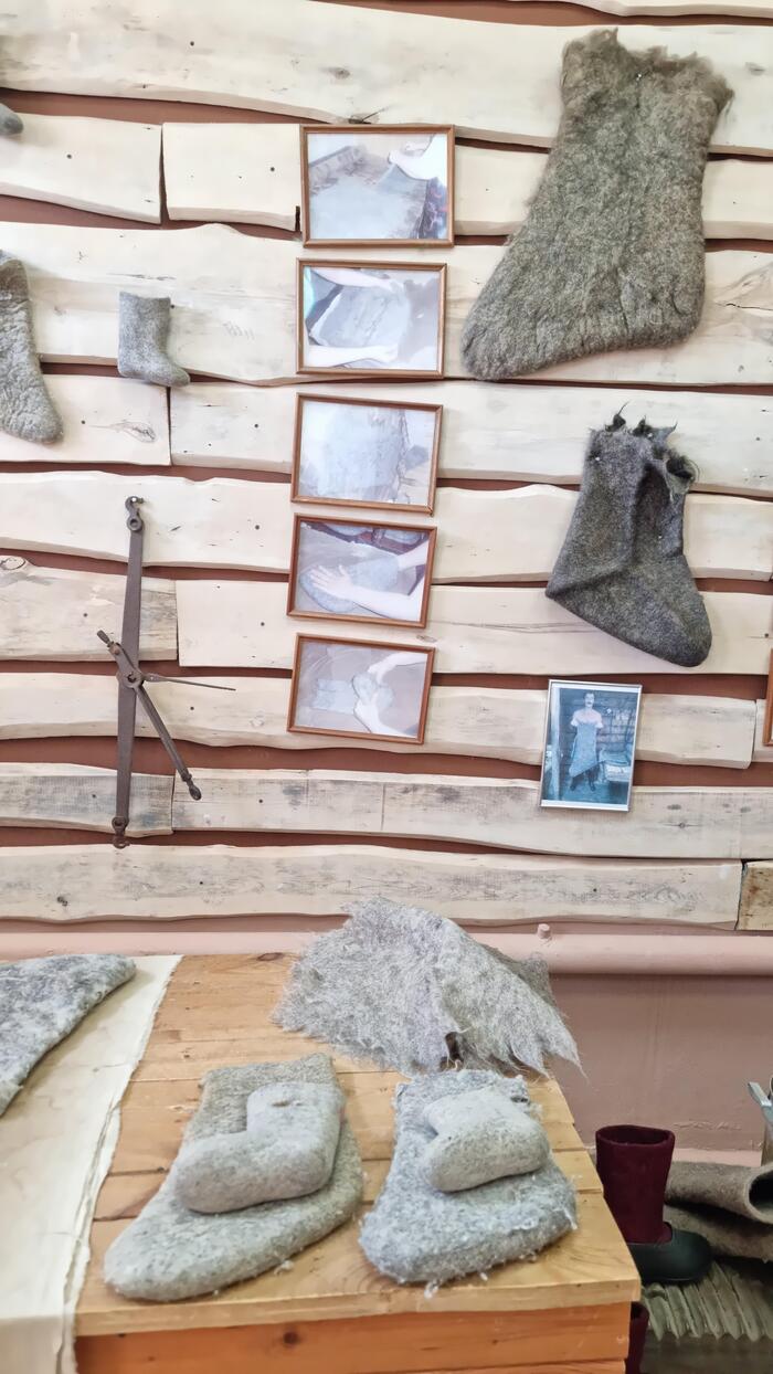 Полотно складывают, оборачивают… и вуаля! Огромный шерстяной носок размером с целый мешок. Потом это будет валенок, честно!