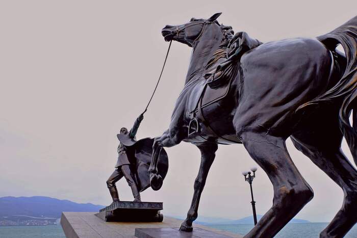Памятник белой Армии, проигравшей войну за свою Родину, и вынужденной бежать на чужбину