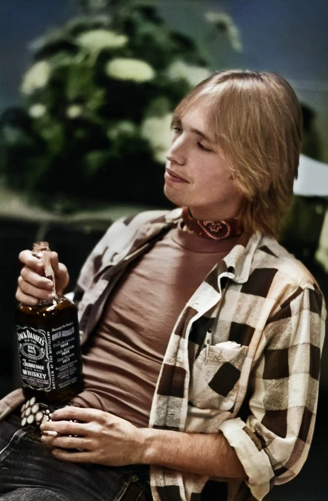 Том Петти за кулисами Madison Square Garden, 1979. Необычно держит сигарету.