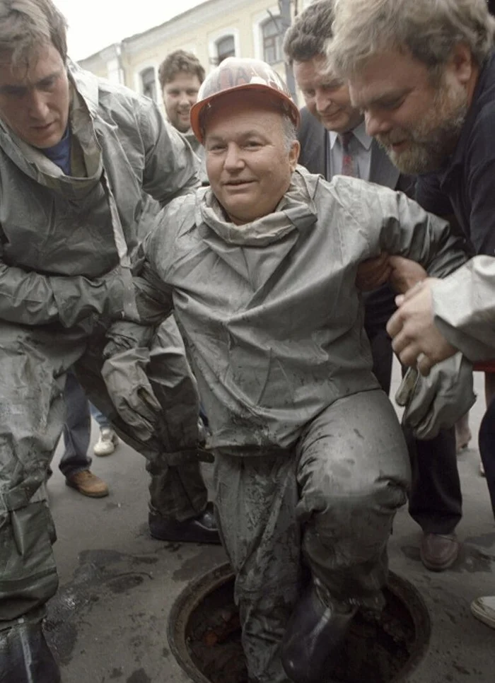 Интересные фотографии 90 -х (часть 118) 90-е, Детство 90-х, Фотография, Знаменитости, Эпоха, Маски-шоу (телесериал), Иванушки International, Сергей Супонев, Юрий Лужков, Надежда Кадышева, Джохар Дудаев, Владимир Жириновский, Борис Ельцин, Буденновск, Демо, Пьер Карден, Звездный час, Стена Цоя, Рейв, Игорь Сорин, Длиннопост Интересные фотографии 90 -х (часть 118) 90-е, Детство 90-х, Фотография, Знаменитости, Эпоха, Маски-шоу (телесериал), Иванушки International, Сергей Супонев, Юрий Лужков, Надежда Кадышева, Джохар Дудаев, Владимир Жириновский, Борис Ельцин, Буденновск, Демо, Пьер Карден, Звездный час, Стена Цоя, Рейв, Игорь Сорин, Длиннопост