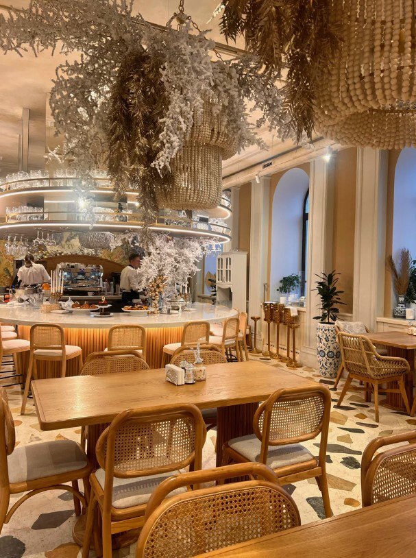 Благородный бежевый - дизайн ресторана от студии общественных пространств Allartsdesign